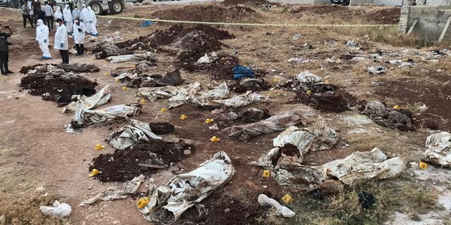 Hatay Valisi: Afrin'de toplu mezarda bulunan ceset sayısı 61'e ulaştı