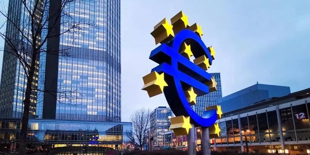 Avrupa Merkez Bankası yüzde 2'lik enflasyon hedefine ulaşana kadar faiz artırmayacak