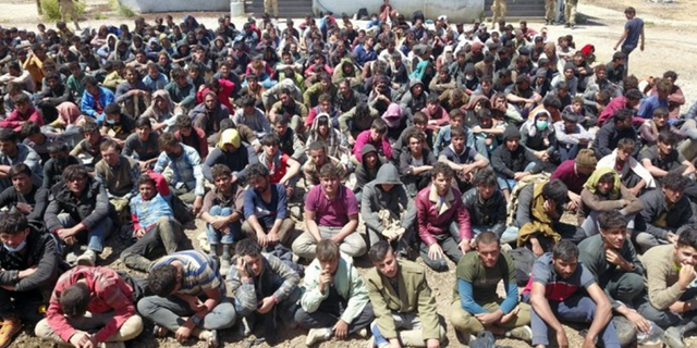 Çaldıran'da TIR dorsesinde yakalanan 300 mülteci sınır dışı edilecek