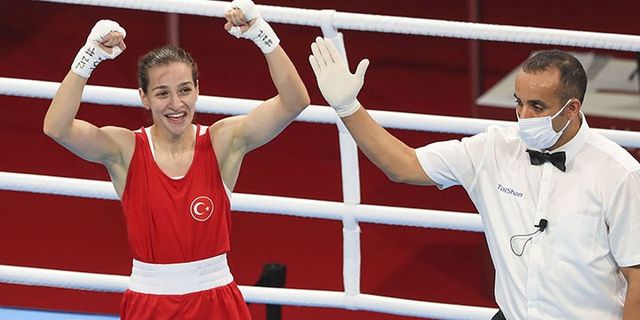 Milli boksör Buse Naz Çakıroğlu, gümüş madalya kazandı