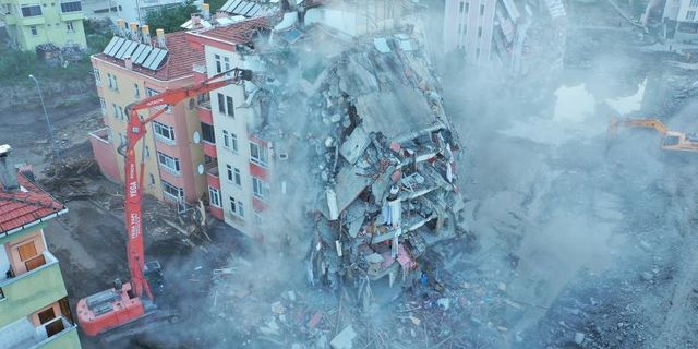 Bozkurt'taki sel felaketinde ağır hasar alan Fatih Apartmanı yıkılıyor