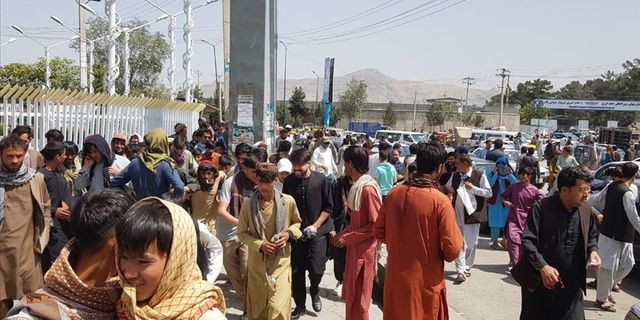 Kabil'deki havalimanı girişinde kargaşa: 4 Afgan askeri hayatını kaybetti