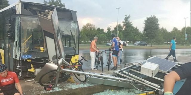 İstanbul Kartal'da İETT otobüsü bisikletlilere çarptı