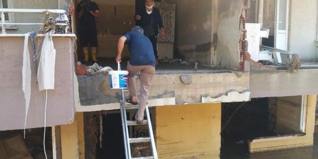 Bozkurt'ta felaketzedeler sular altında kalan evlerinden eşyalarını böyle çıkardı