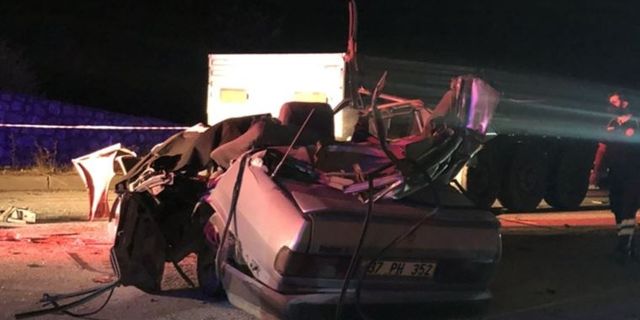 TIR'a otomobil çarptı: 2 ölü, 3 yaralı