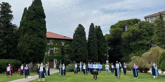 Boğaziçi Üniversitesi akademisyenleri 255. kez rektörlük binasına sırtını döndü
