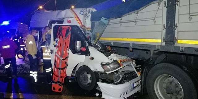 Mevsimlik tarım işçilerini taşıyan minibüs tıra arkadan çarptı