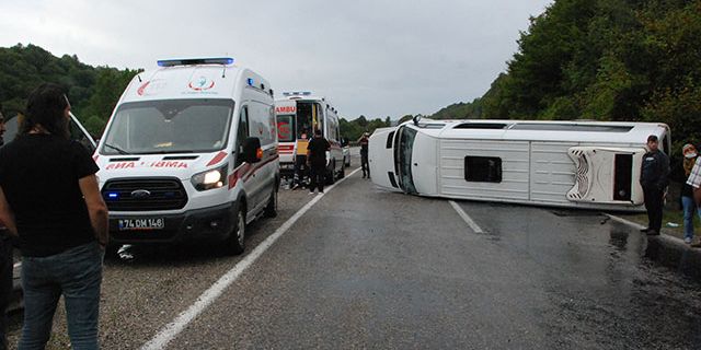 Bartın'da maden işçilerinin minibüsü devrildi