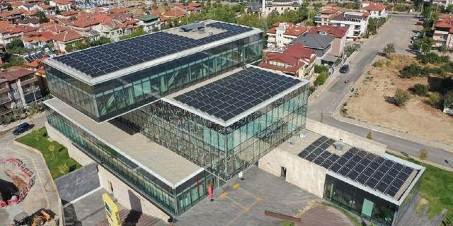 Kütüphanenin çatısında elektrik üretilecek