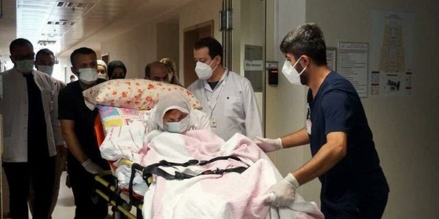Üç doz aşı olan 108 yaşındaki Fatım Özdemir Covid-19'u yendi
