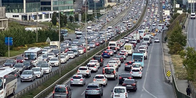 İstanbul yeni haftaya yine trafikle başladı
