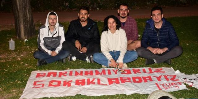 İzmir’de üniversite öğrencileri parkta sabahladı