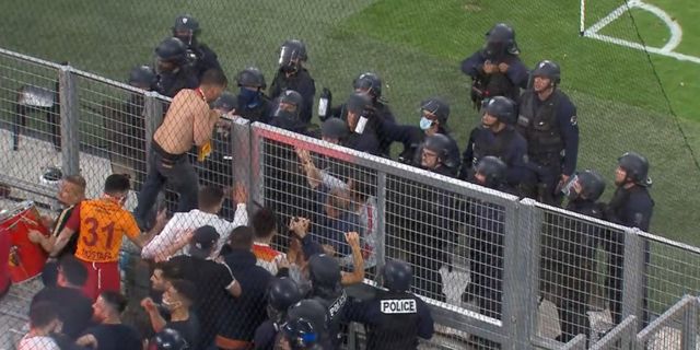 Marsilya-Galatasaray maçı tribündeki olaylardan dolayı durduruldu