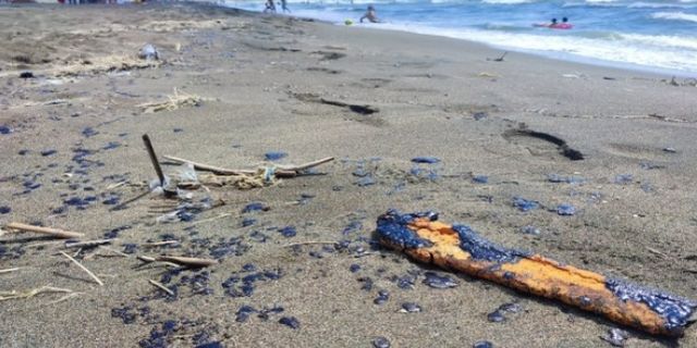 Samandağ'da sahile petrol atığı vurdu: Denize girmeyin