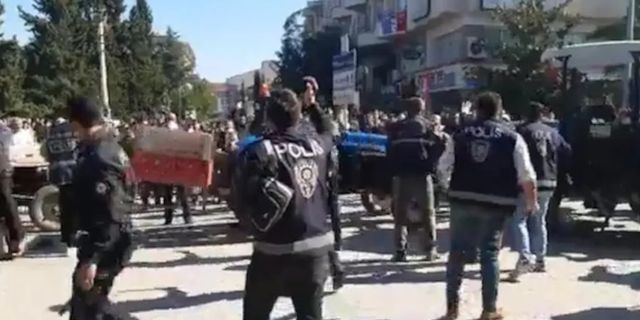 Samsun’da arazi toplulaştırmasına karşı çıkan halk, belediye binasını taşladı
