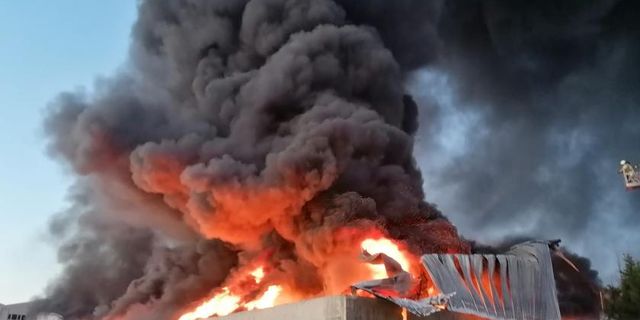 Silivri'de plastik fabrikasında yangın çıktı