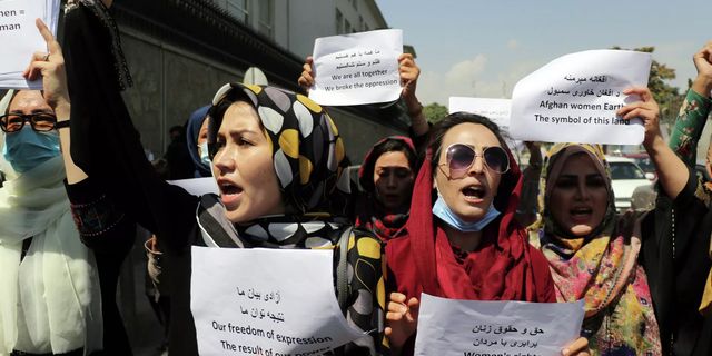 Taliban'ın kontrolündeki sarayın önünde kadın hakları protestosu