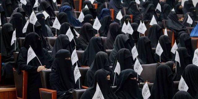 Taliban kadınlara üniversiteyi yasakladı