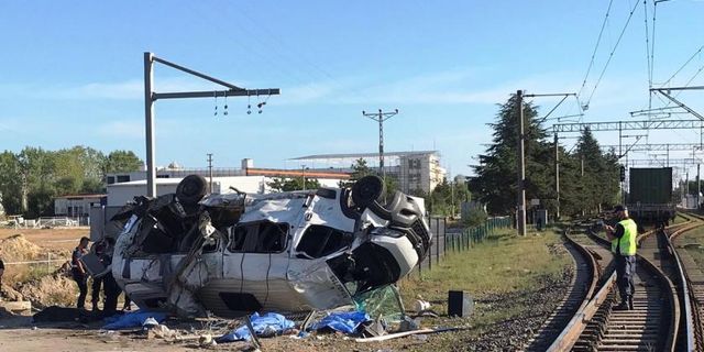Tekirdağ'da yük treni minibüse çarptı: 6 kişi hayatını kaybetti