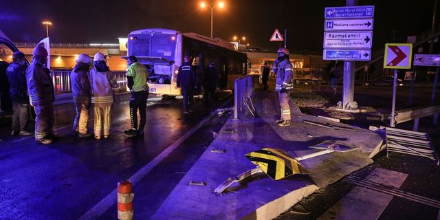 İstanbul’da halk otobüsü bariyerlere çarptı