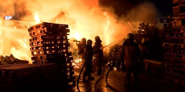 Ümraniye'de palet imalathanesinde yangın