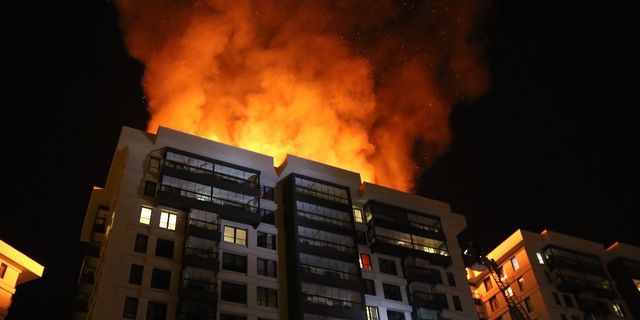 İşten atılan apartman görevlisinin "binayı yaktığı" iddia edildi
