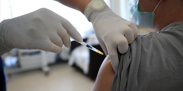 İtalya'da bir diş hekimi, sahte kolla aşı yaptırmaya çalışırken yakalandı