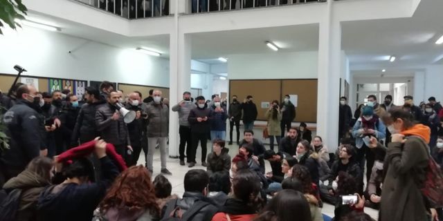 Ankara Üniversitesi'nde 'Geçinemiyoruz' demek için bir araya gelen 13 öğrencinin KYK bursları ve kredileri kesildi