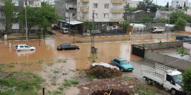 Adıyaman’da dolu ve sağanak yağış: Sokaklar su altında kaldı