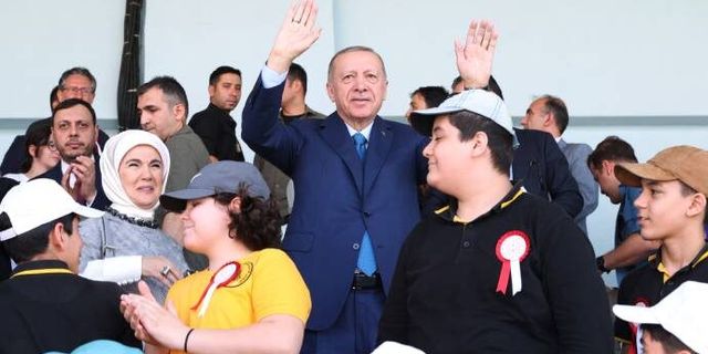 Erdoğan, karne dağıtım töreninde konuştu; "Günlerinizi sadece bilgisayarla, tabletle ziyan etmeyin"