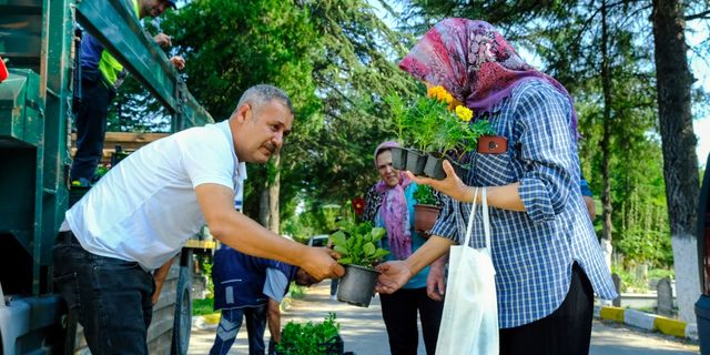 Eskişehir'de mezarlıklara ziyarete gidenlere çiçek dağıtıldı