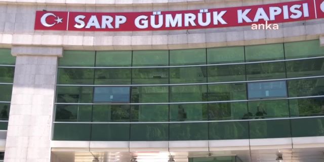 Sarp Sınır Kapısı'nda çile: Yüzlerce turist giriş yapıyor, oturacak hiçbir yer yok!