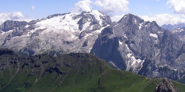 Alpler'de buzul koptu: 7 ölü, 30'a yakın kayıp