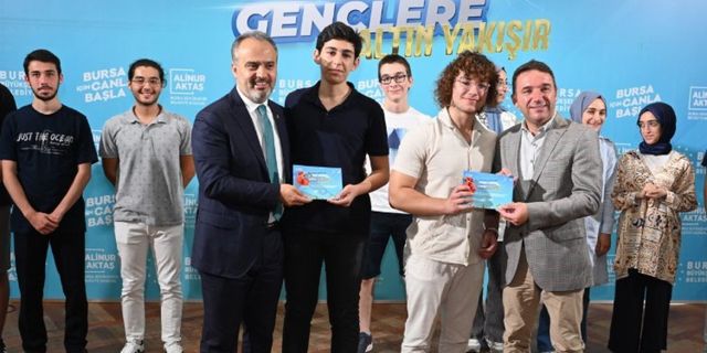 Bursa Büyükşehir Belediyesi YKS'de derece yapmış öğrencileri ödüllendirdi