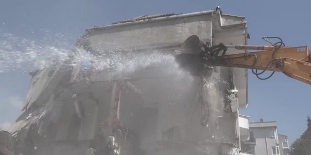 Büyükçekmece Belediyesi, 17 Ağustos Depremi'nin 23'üncü yılında 44 hasarlı konut yıktı