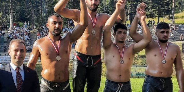 İzmit Belediyesi'nin 5 güreşçi Bolu'da kürsüdeydi