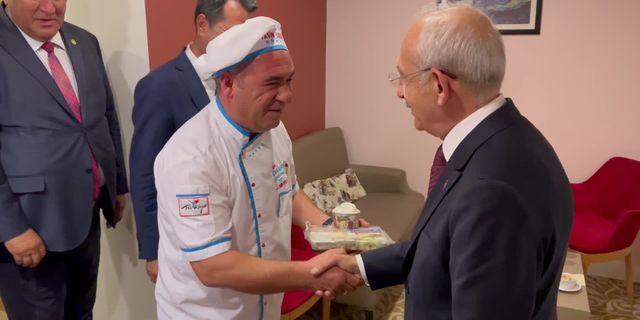 Kılıçdaroğlu'na Niğde'de Patatesli dondurma ikram edildi