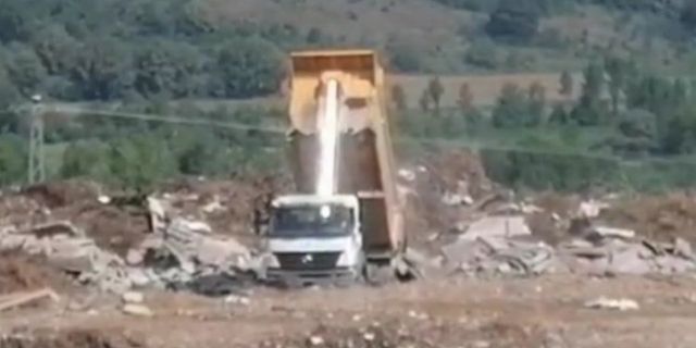 Kocaeli Büyükşehir Belediyesi İzmit'in arazisine kaçak moloz dökerken yakalandı!