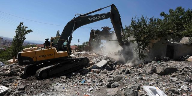 Yenimahalle Belediyesi metruk yapıları yıkıyor