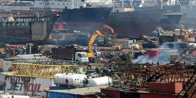 Aliağa'da asbestli gemiye karşı miting: Aliağa dünyanın çöplüğü değildir