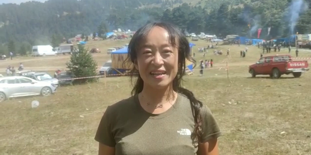 Çinli kadın turist Artvin’de güreş tuttu