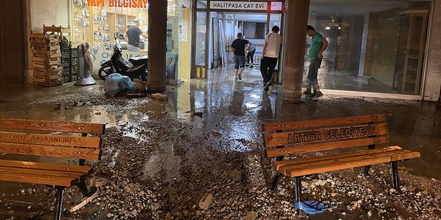 Artvin'de sağanak yağış nedeniyle bir çok ev ve iş yeri sular altında kaldı