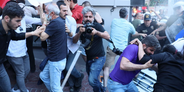 Valilik, gazetecilere müdahale eden polisler hakkında işlem yapılmasına izin vermedi