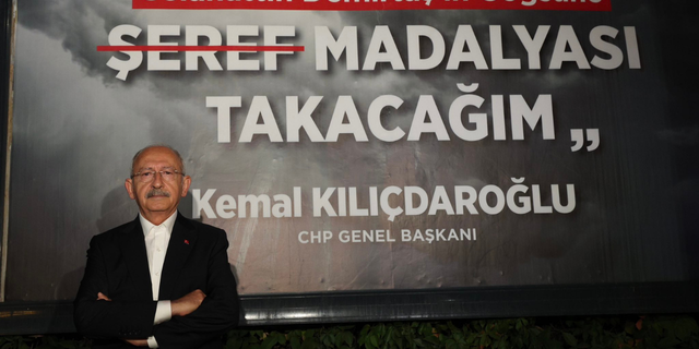 Kılıçdaroğlu, ‘provokasyon pankartı’nın önünde poz verdi: Barışacağız. Vallahi de billahi de barışacağız