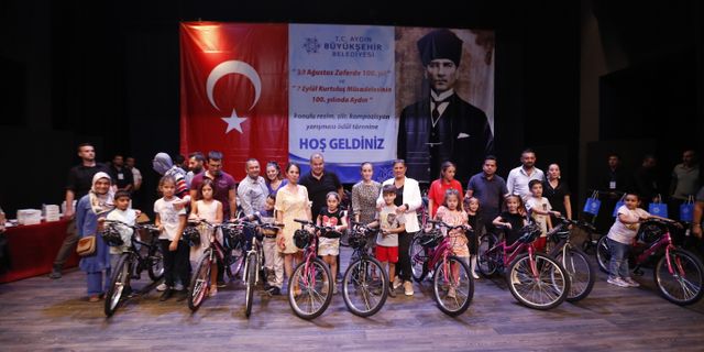 Aydınlı çocuklar, ödüllerini Büyükşehir Belediye Başkanı Çerçioğlu’ndan aldı