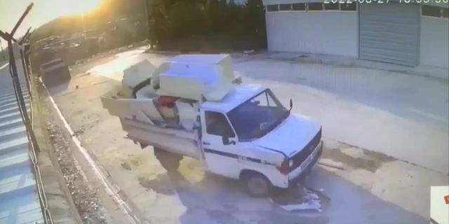 İzmir'de faili meçhul çöp dökmeler: Karşıyaka belediye başkanı paylaştı