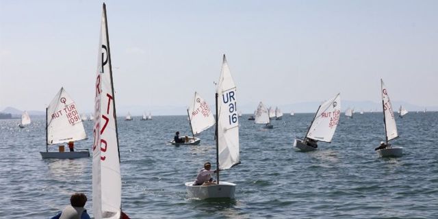 İzmir Narlıdere'de yelken yarışlarına rekor katılım