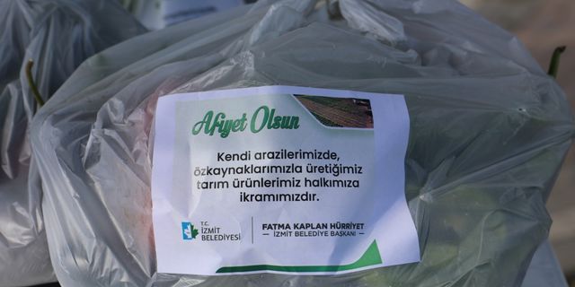 İzmit Belediyesi, kendi ürettiği sebzeleri vatandaşlara dağıtmaya devam ediyor