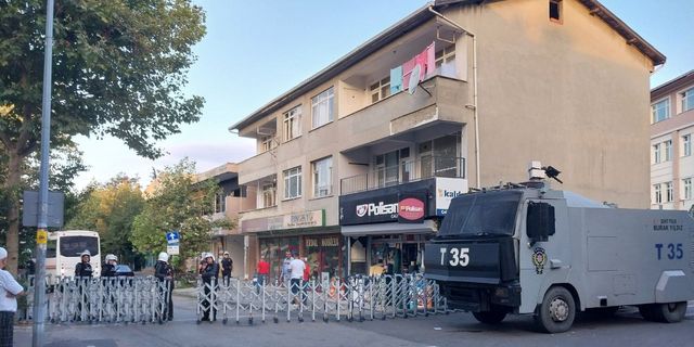 "Fakirseniz ve Tokatköy'de oturuyorsanız evinizi başınıza yıkmak için gelen polis tarafından böyle uyandırılırsınız"