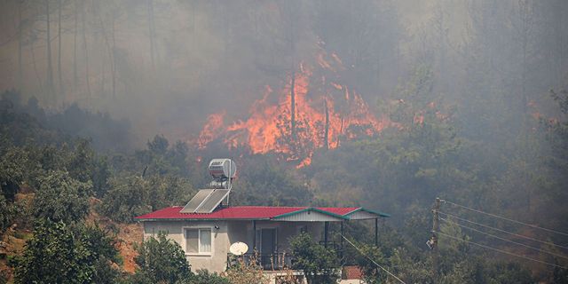 Mersin'de saatlerdir süren orman yangını ikinci gününde: Alevler Silifke'ye sıçradı